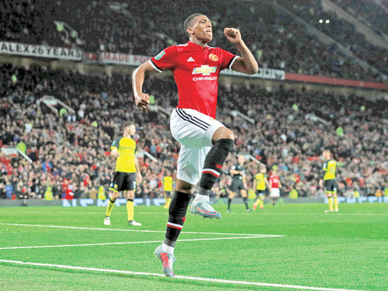 مارسيال نجم مان يونايتد يحتفل بهدفه 