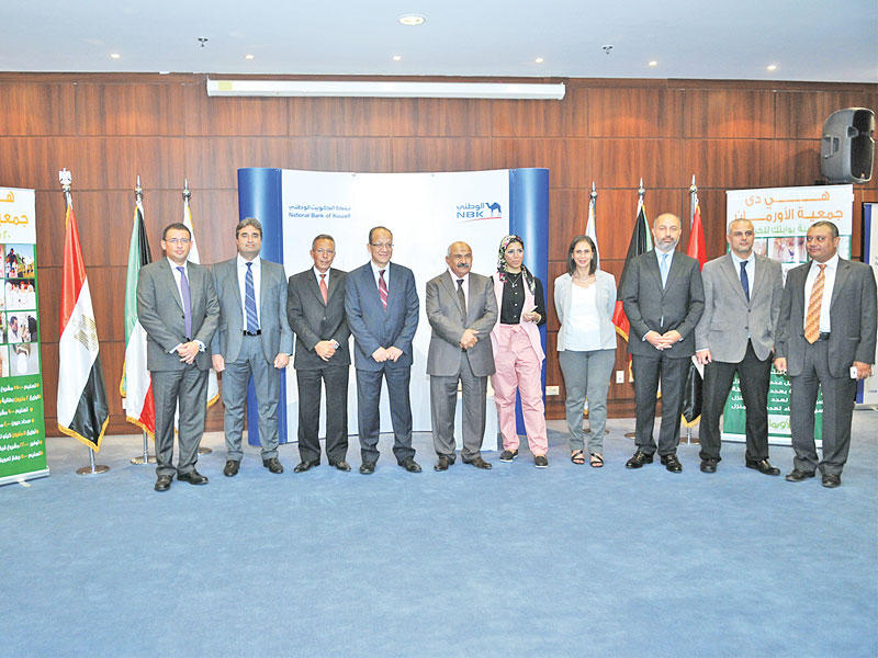 حسن والقباني وأعضاء الإدارة التنفيذية في البنك ومسؤولو الجمعية بعد توقيع العقد