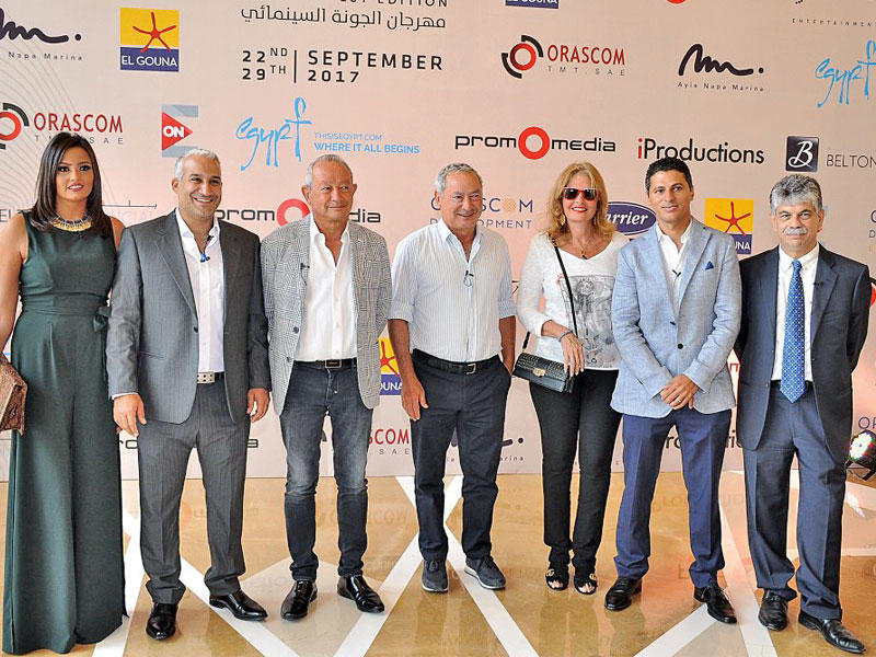 نجيب ساويرس وشقيقه مع يسرا وبشرى وعدد من أعضاء اللجان