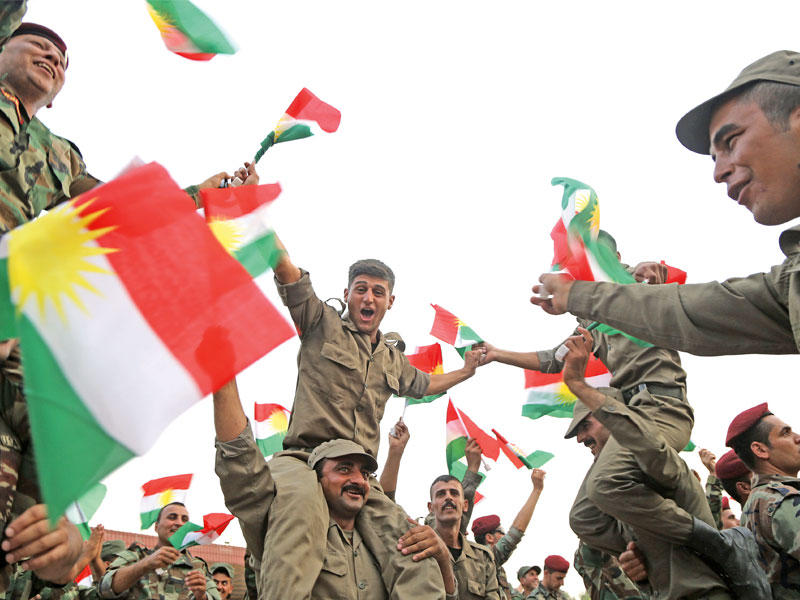مقاتلون في البيشمركة يعربون عن دعمهم للاستفتاء في أربيل أمس (أي بي أيه)