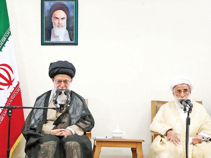 خامنئي إلى جانب أحمد جنتي رئيس هيئة خبراء في طهران 