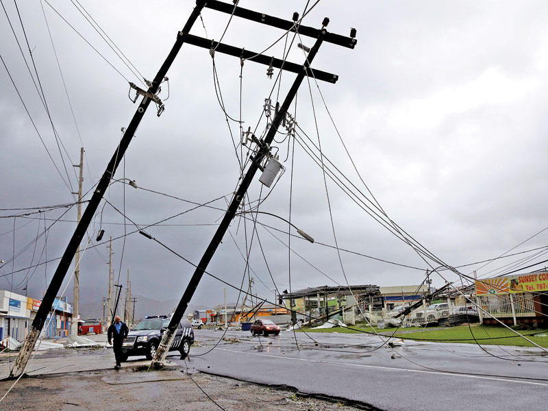حدي اعمدة الكهرباء التي قام الإعصار باتلافها