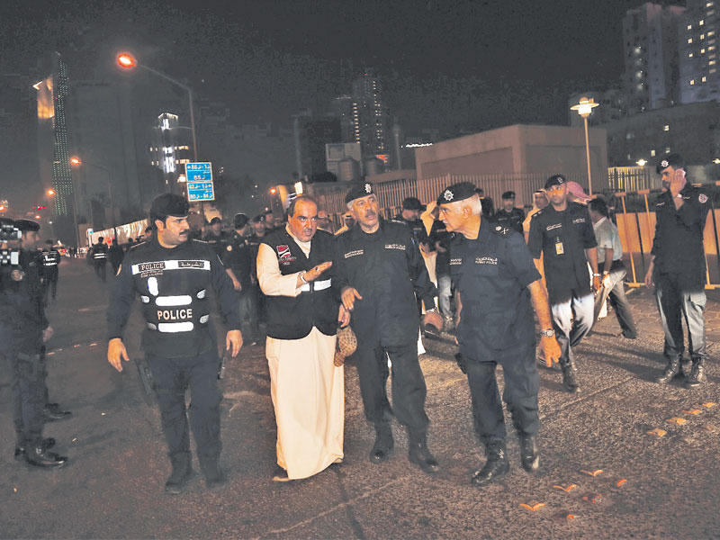 الدوسري خلال تفقده إحدى الحسينيات