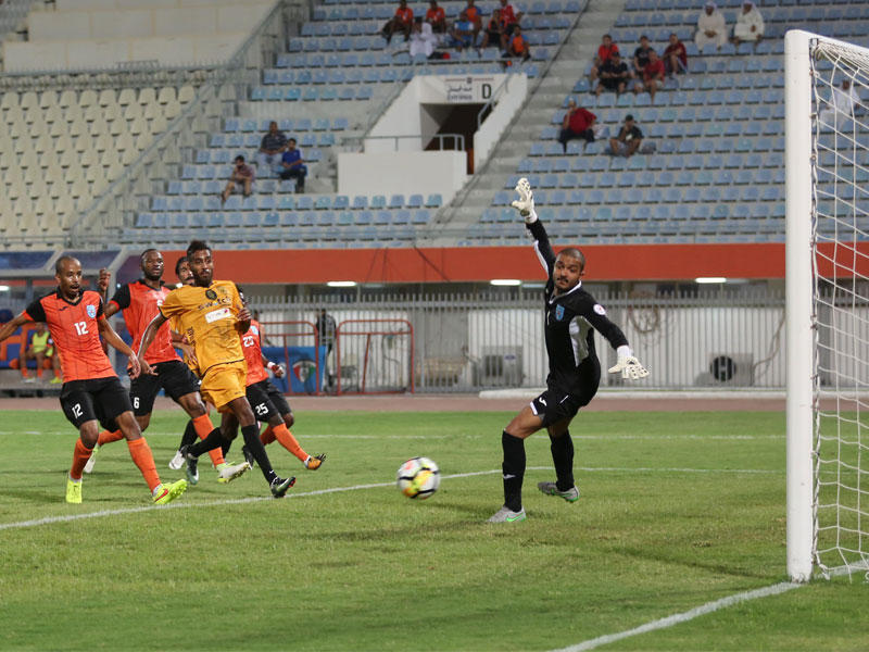 المحترف البرازيلي ليما يسجل في مرمى كاظمة