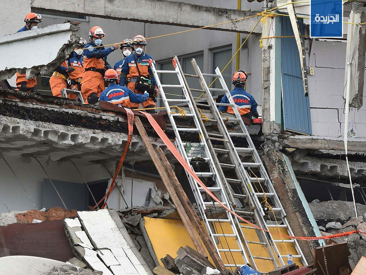 فريق بحث ياباني يساعد في التفتيش عن الناجين فوق سطح أحد المباني التي دمرها الزلزال بمكسيكو سيتي