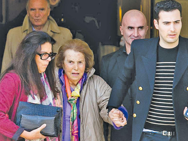 ليليان بين ابنتها وحفيدها