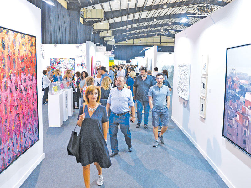 زوار في معرض بيروت للفن أمس ( أ ف ب)n