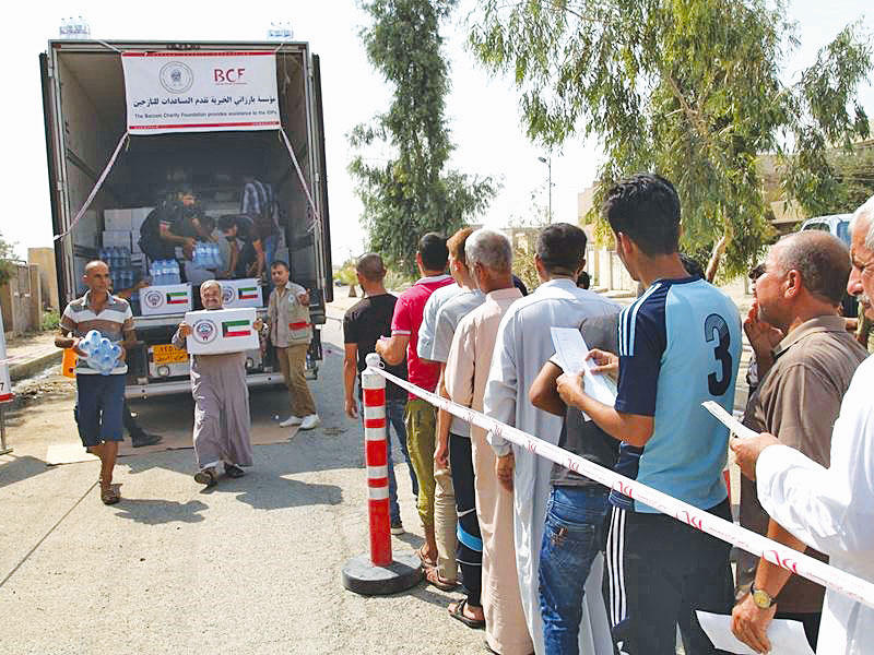 جانب من توزيع المواد الغذائية على النازحين العراقيين