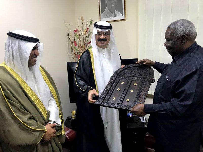 نائب المدير العام للصندوق الكويتي للتنمية الاقتصادية العربية حمد العمر والقائم بالأعمال بالإنابة بالسفارة الكويتية في دار السلام محمد راشد العميري خلال لقائهم النائب الثاني لرئيس زنجبار سيف عيدي