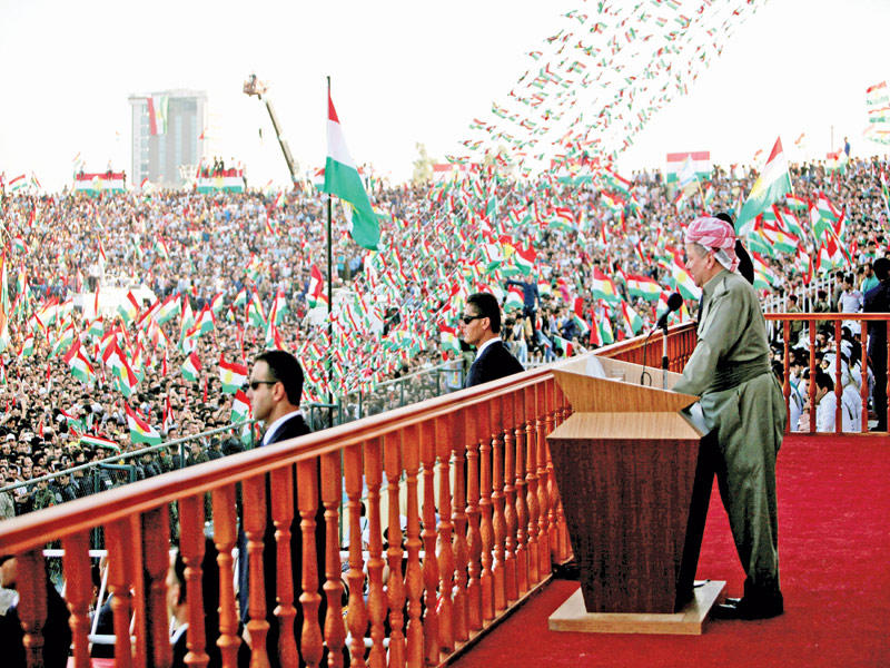 البارزاني متحدثاً أمام تجمع لأنصار الاستقلال في أربيل أمس الأول (رويترز)