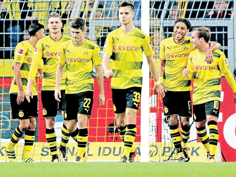 فرحة لاعبي بروسيا دورتموند بعد إحراز الهدف الثالث