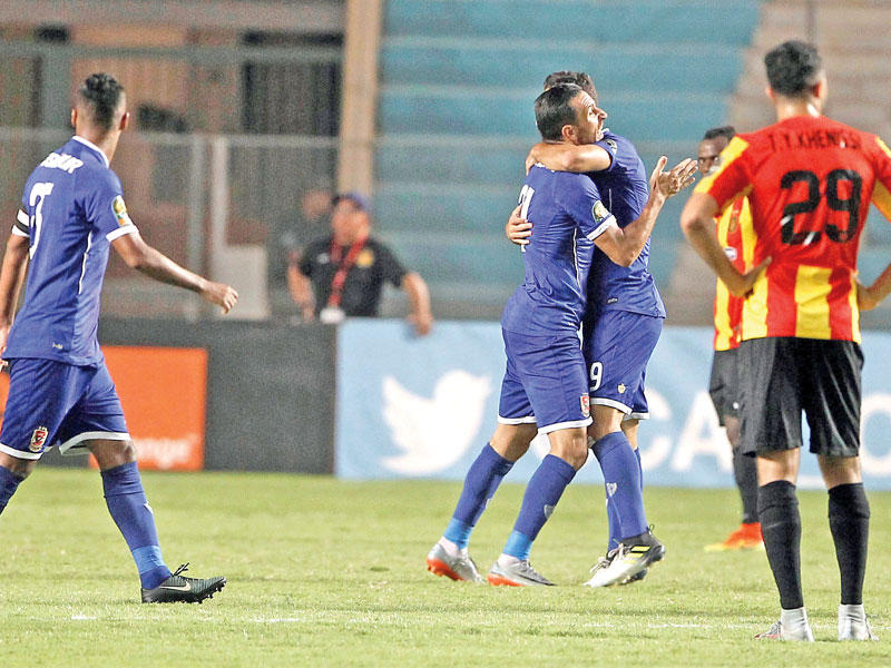 لاعبو الأهلي يحتفلون بالتأهل للمربع الذهبي (رويترز)