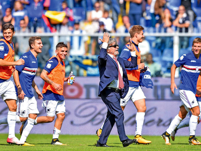 رئيس سامبدوريا يحتفل بالفوز مع لاعبيه