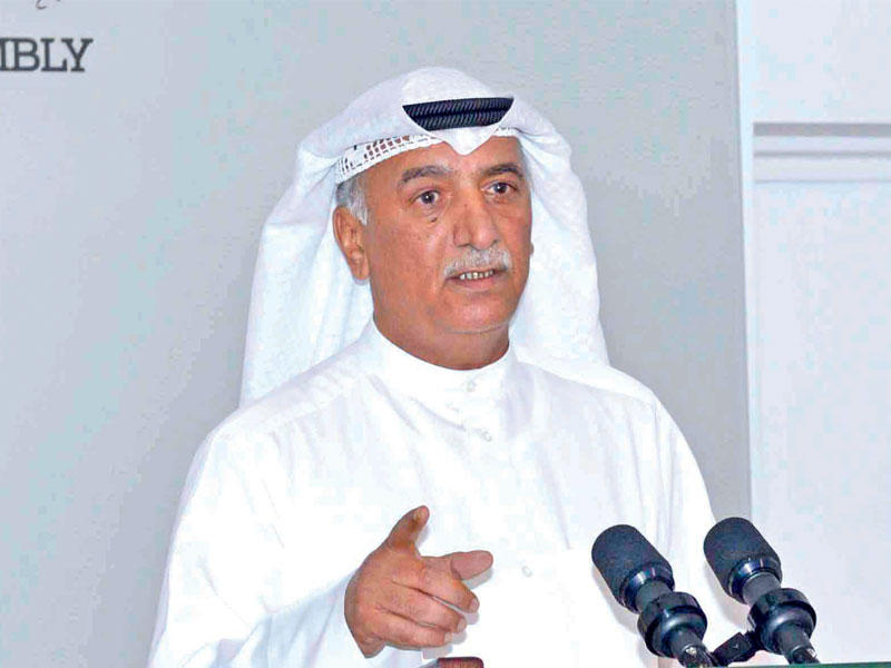 شعيب المويزري متحدثاً في مؤتمره الصحافي