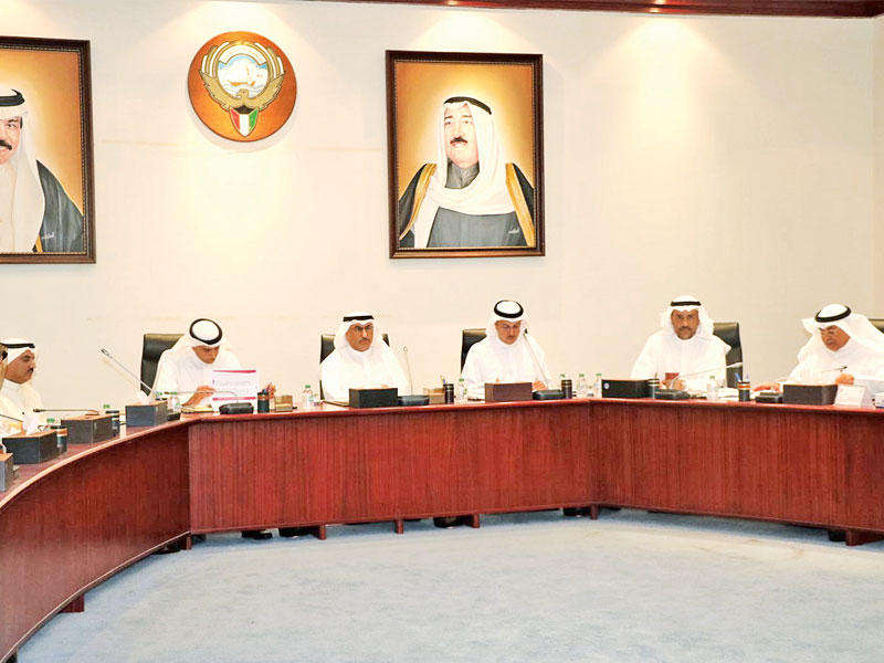 الفارس خلال الاجتماع أمس بحضور الأثري والوكلاء المساعدين والمخيزيم