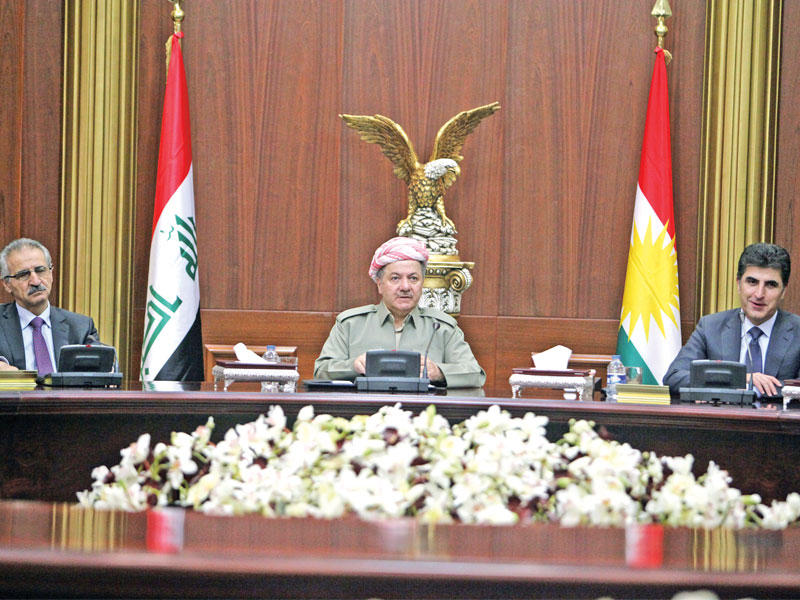 البارزاني خلال اجتماع للقيادة الكردية   (رويترز)