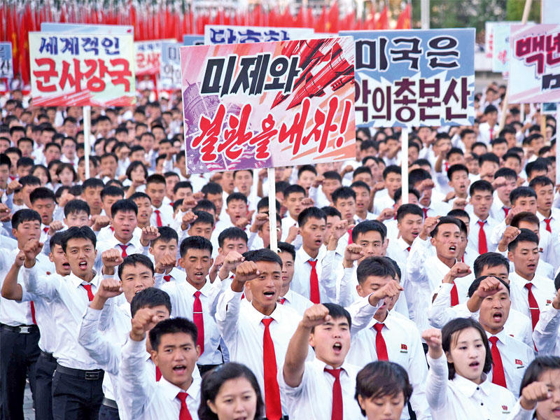 مسيرة ضد واشنطن وسط بيونغ يانغ أمس الأول (رويترز)