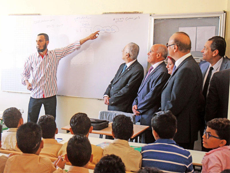 وزير التربية المصري يستمع لشرح داخل صف بمدرسة مع انطلاق العام الدراسي أمس (الجريدة)