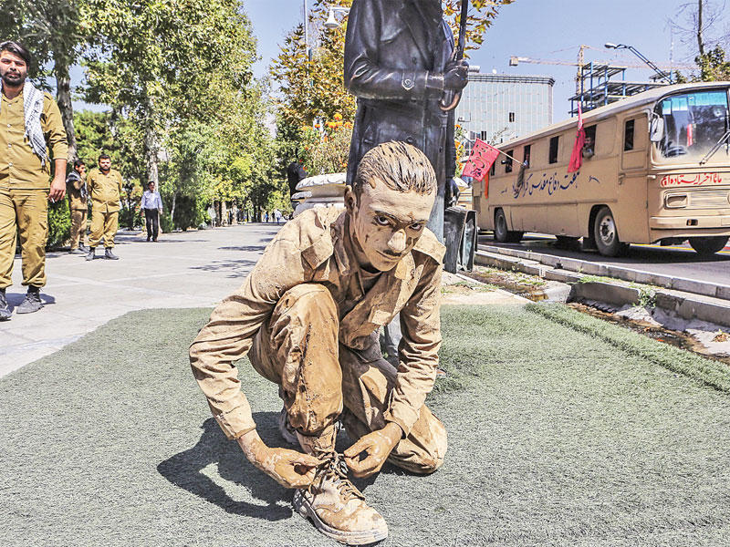 عنصر من «الباسيج» خلال مسيرة في طهران أمس إحياء لذكرى اندلاع الحرب العراقية الإيرانيةt(ارنا)