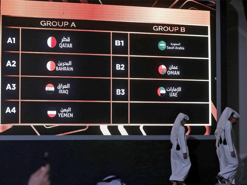 جانب من مراسم القرعة وتوزيع المجموعتين أمس (ا ف ب)