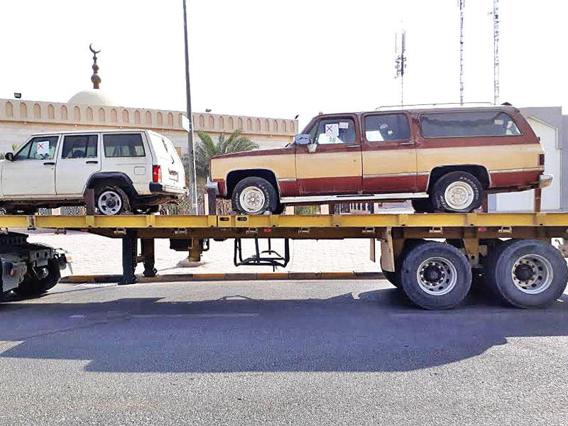 رفع السيارات المخالفة في حملة البلدية