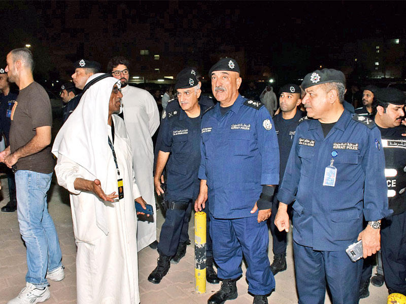 اليوسف متفقداً الحسينيات أمس 