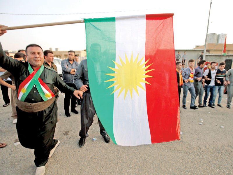 أكراد يحتفلون بيوم الاستفتاء في أربيل أمس (رويترز)