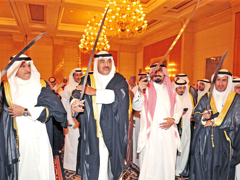 الخالد يؤدي العرضة في حفل السفارة السعودية مساء أمس الأول