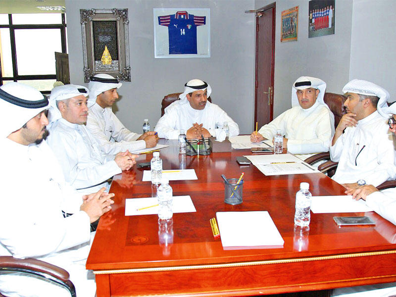 فليطح خلال اجتماعه مع ممثلي «الهيئة» ووزارة التربية