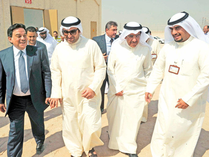أبل والوقيان خلال جولة في مشروع غرب عبدالله المبارك أمس