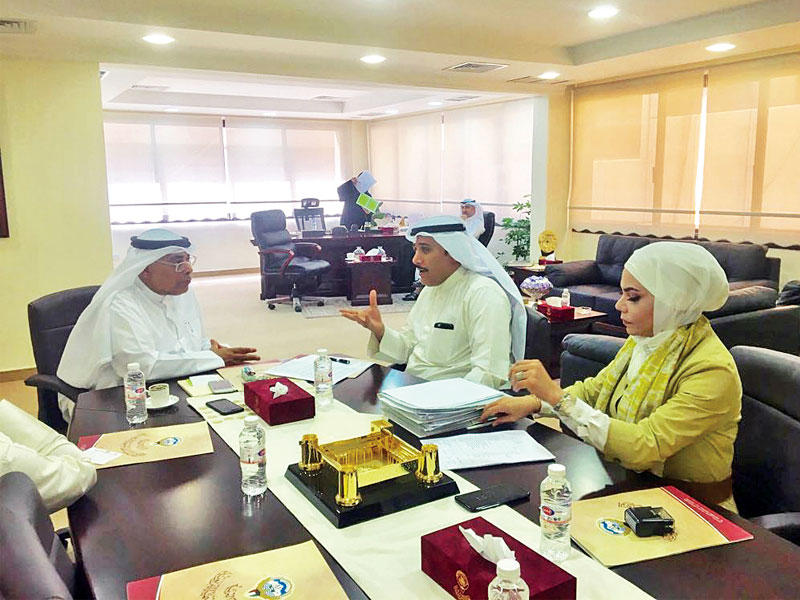 المقصيد خلال اجتماعه مع «التنسيق» أمس لحل قضية «الإشرافية»