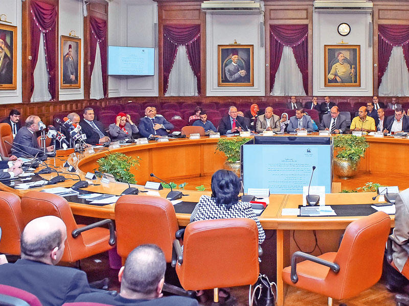 جانب من اجتماع المحافظين في القاهرة امس