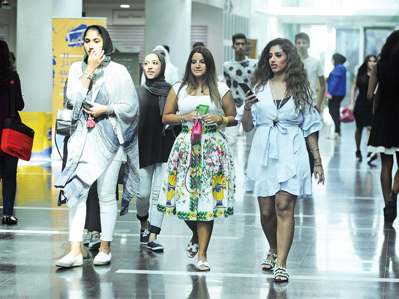 صورة لأجواء انتخابات جامعة الخليج امس 