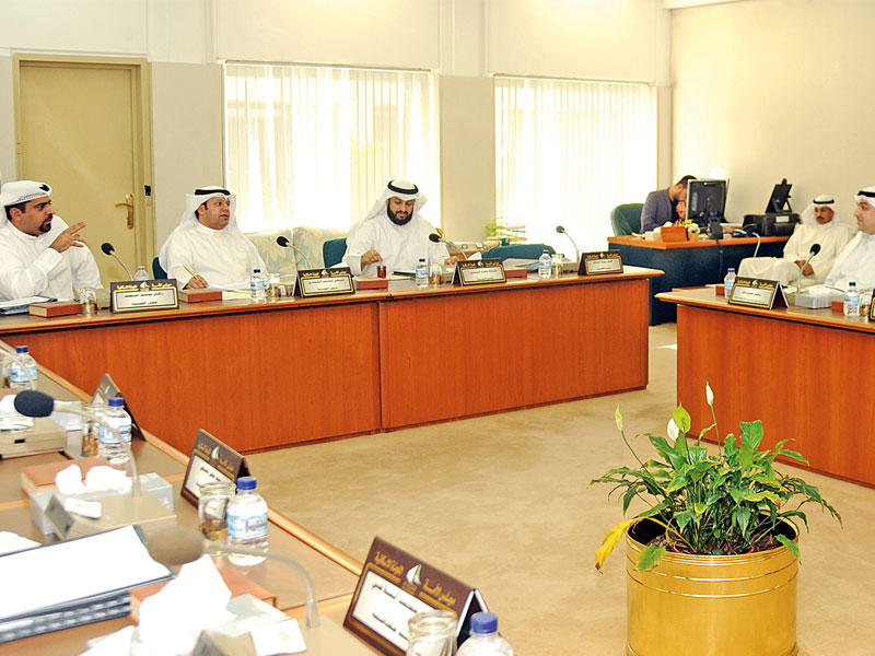 جانب من اجتماع اللجنة أمس