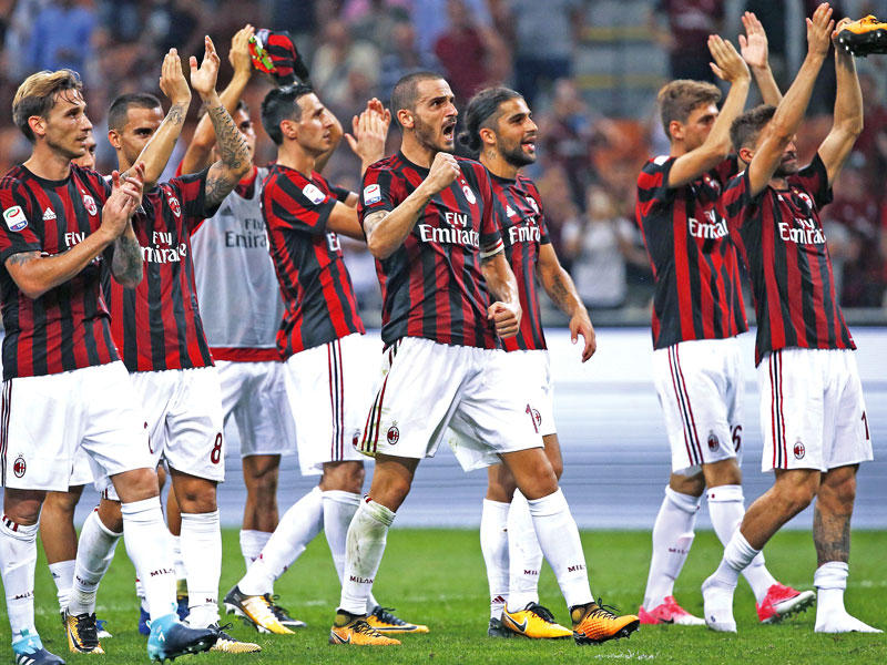 لاعبو ميلان خلال مباراة سابقة هذا الموسم