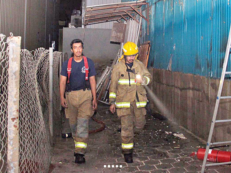 رجال الإطفاء خلال إخماد الحريق