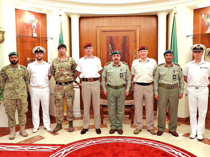 وكيل الحرس مستقبلا الوفد العسكري البريطاني 