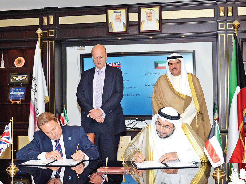 جانب من توقيع مذكرة التعاون مع الطيران المدني البريطاني