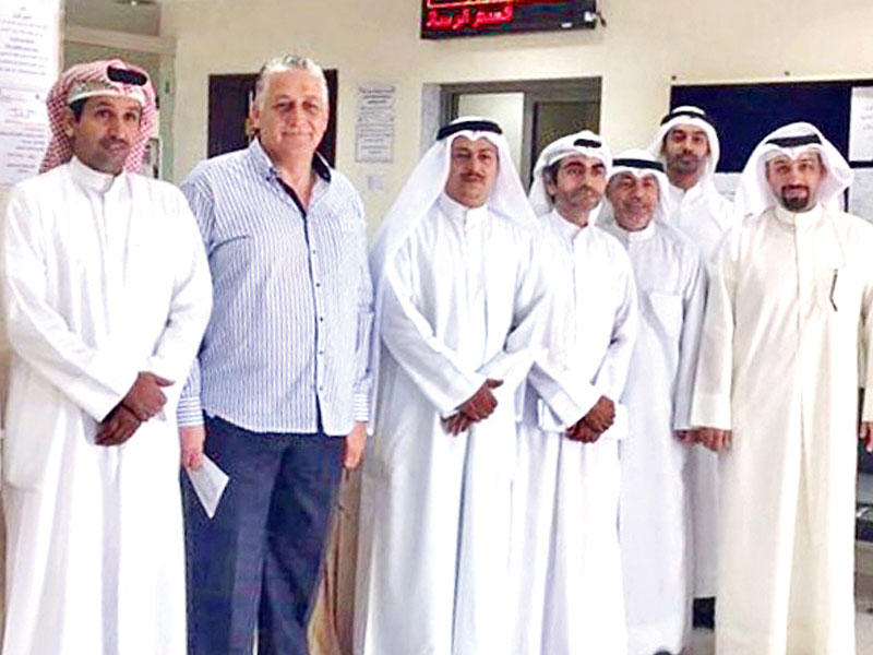 ممثل الاتحاد الدولي للبريد خلال إحدى جولاته على المكاتب البريدية