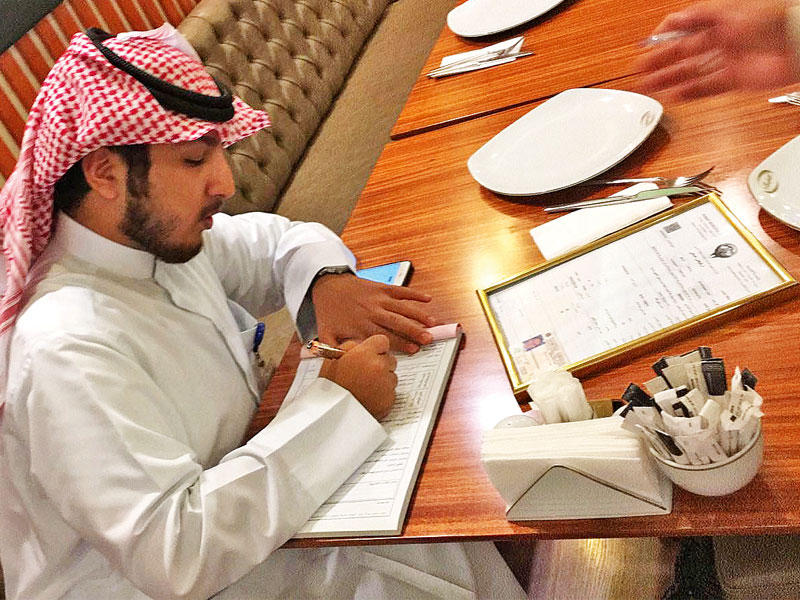 تحرير إحدى المخالفات خلال حملة البلدية