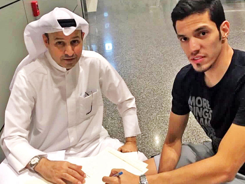 العنزي يوقع عقد القادسية بحضور الديحاني