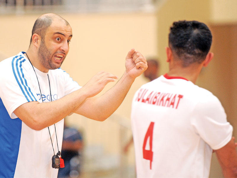 فيصل صيوان مدرب الصليبيخات يوجه أحد اللاعبين