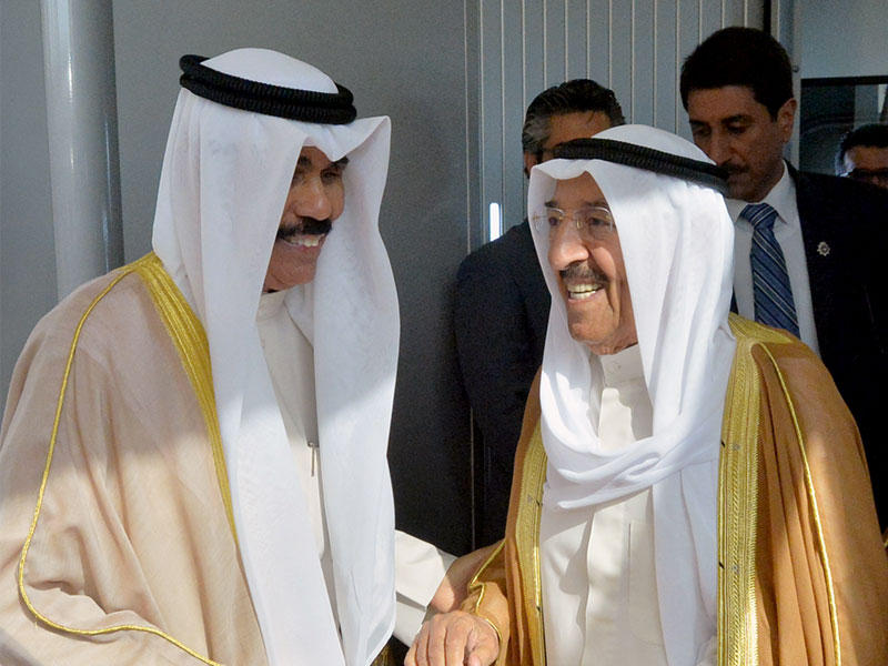 الأمير لدى وصوله أمس وفي استقباله ولي العهد