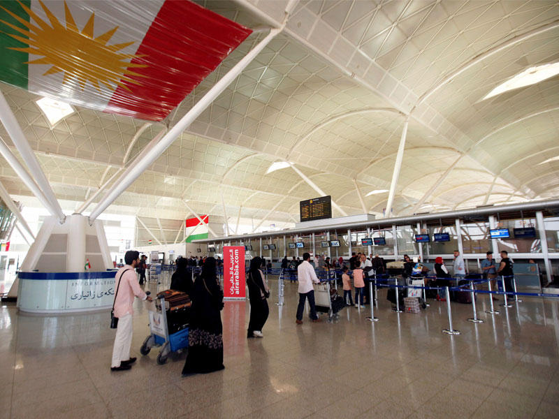 الركاب يسيرون نحو عدادات تسجيل الدخول في مطار أربيل الدولي