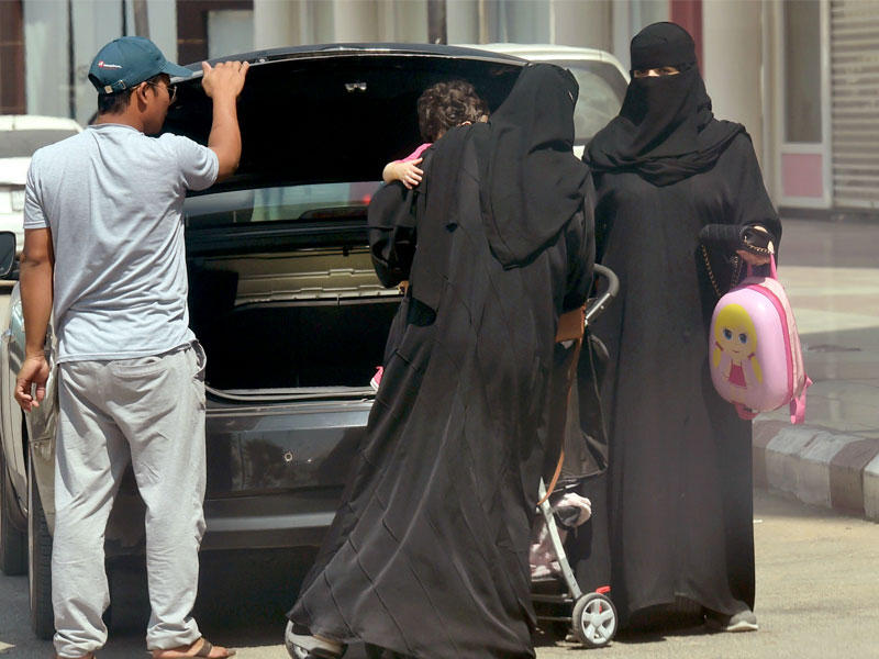 سائق يوصل سعوديتين إلى مجمع تجاري في الرياض امس (أ ف ب )