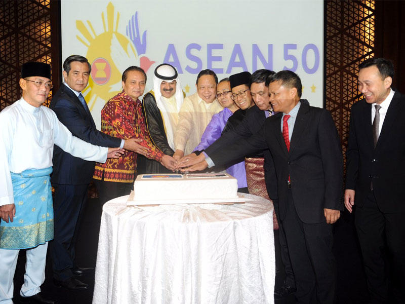 الجارالله متوسطاً مسؤولي سفارة الفلبين خلال الحفل أمس الأول