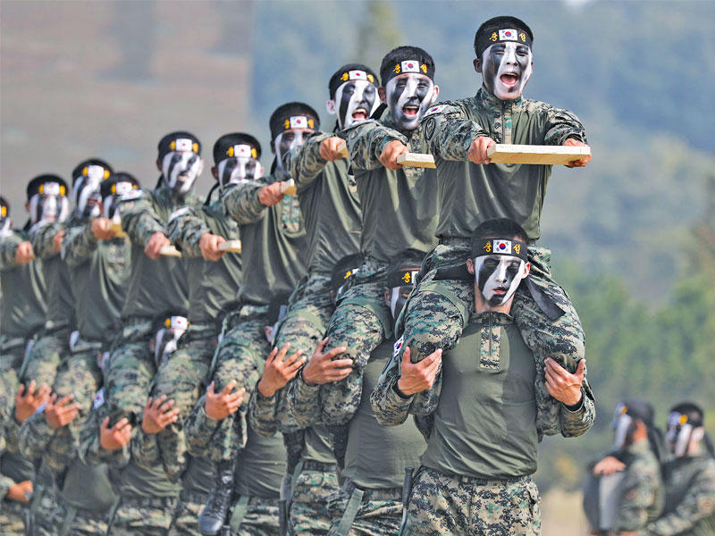 جنود كوريون جنوبيون خلال احتفال بمناسبة عيد الجيش قبل ايام (أي بي أيه)n