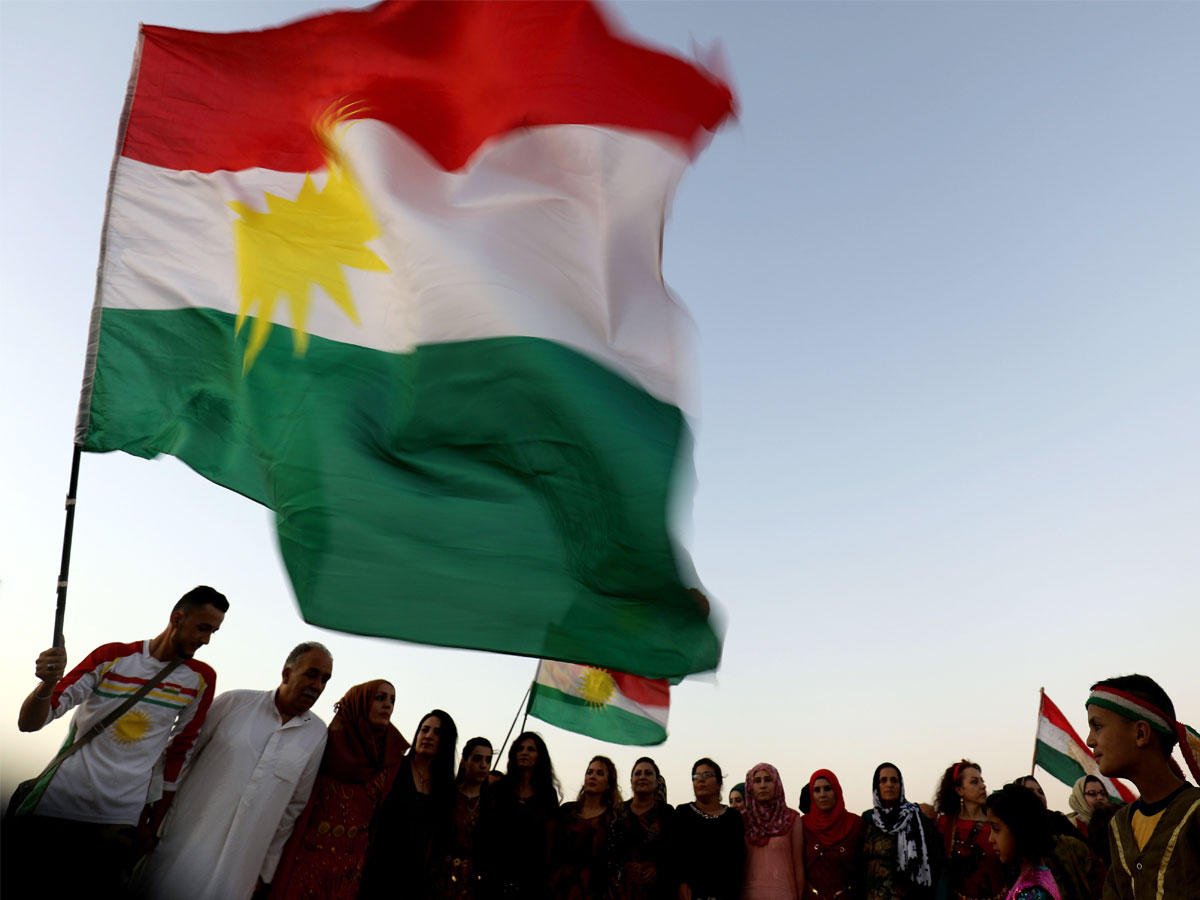 أكراد سوريون في قامشلو شمال سورية يحتفلون أمس الأول باستفتاء أكراد العراق (أ ف ب)