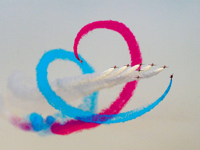 «الأسهم الحمراء» تلون سماء الكويت تصوير نوفل إبراهيم