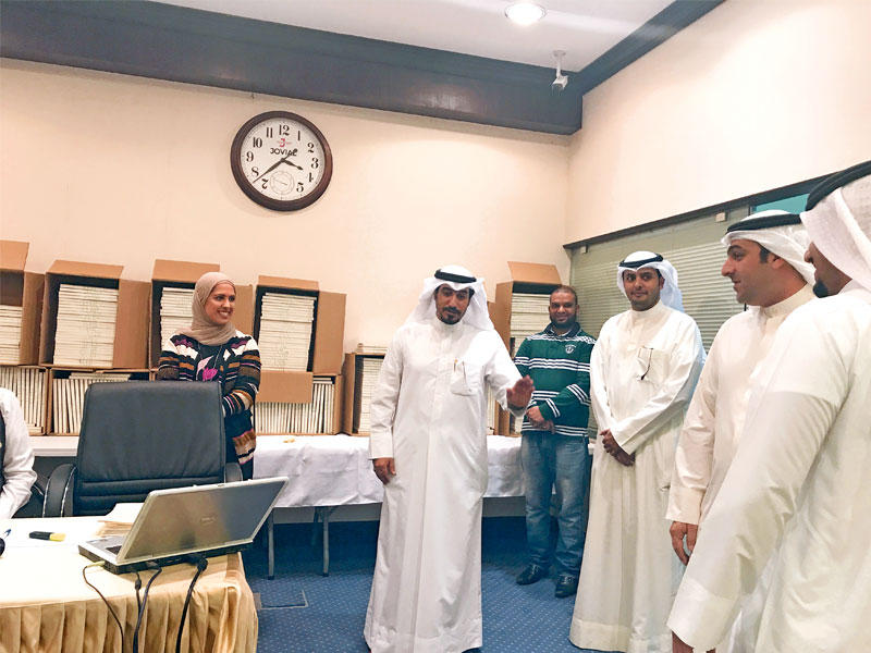 الوزير أبل خلال جولة مفاجئة أجراها أمس للوقوف على عملية التسليم للمواطنين